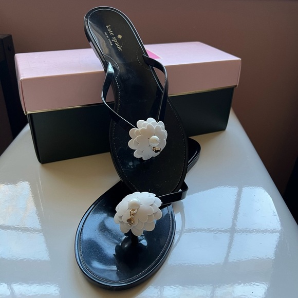 Kate Spade Black and White Sandals with Flower Decoration - Picture 1 of 5